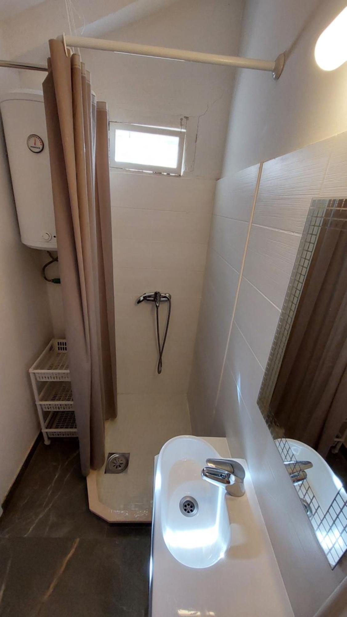 R&E Apartment Split Bilik gambar