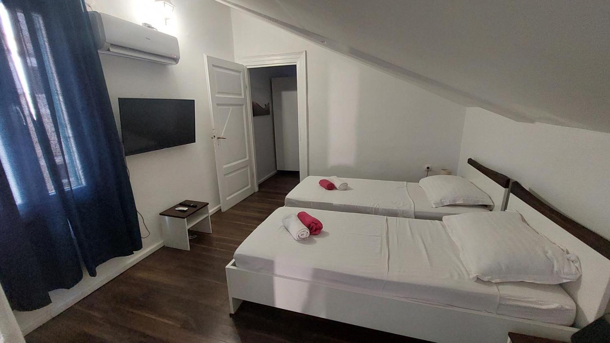 R&E Apartment Split Bilik gambar