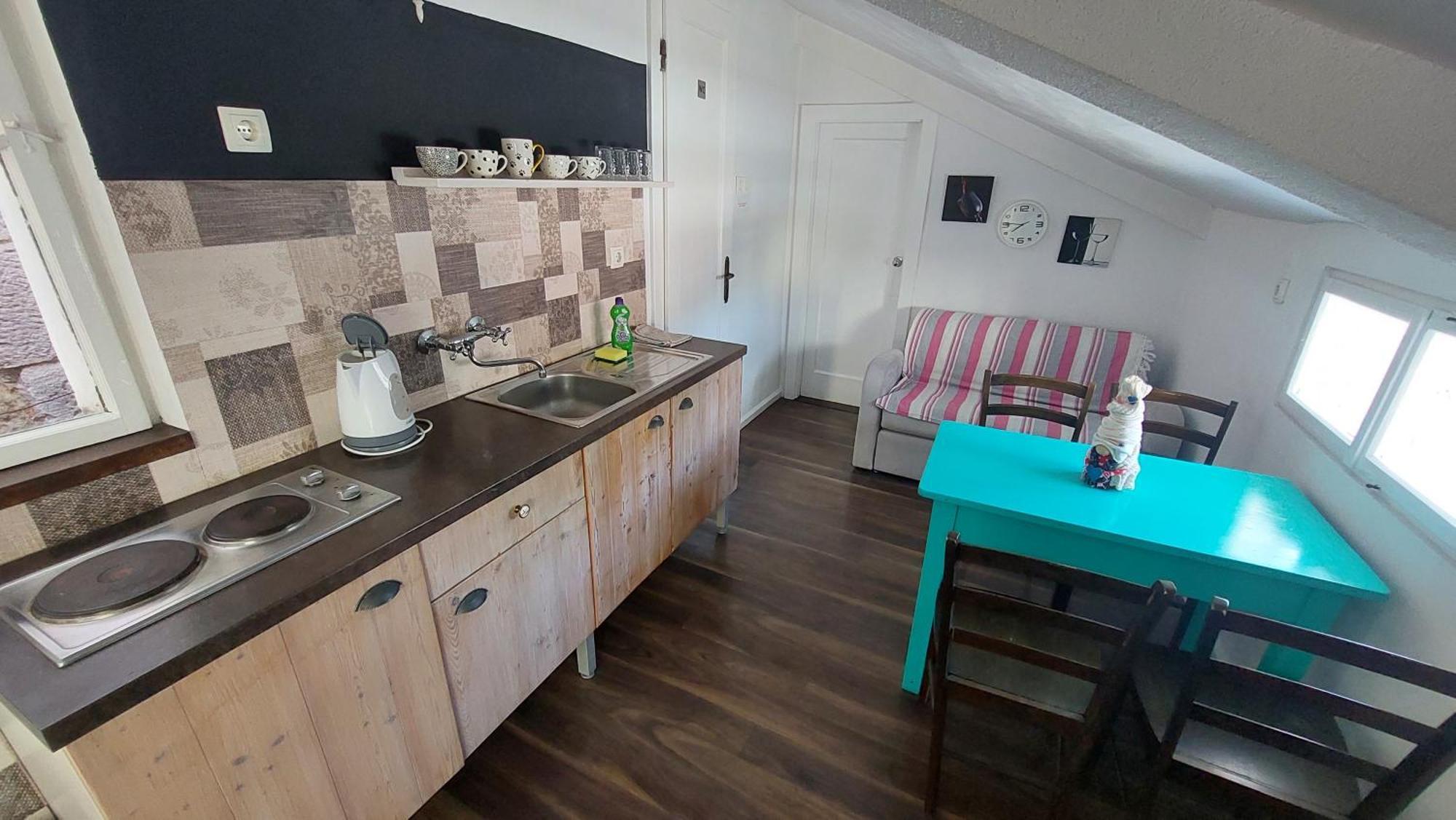 R&E Apartment Split Bilik gambar